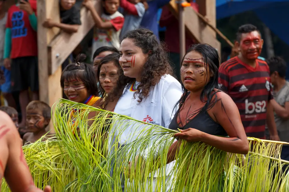 Ceremonia indígena yanomami en la inauguración del centro de salud