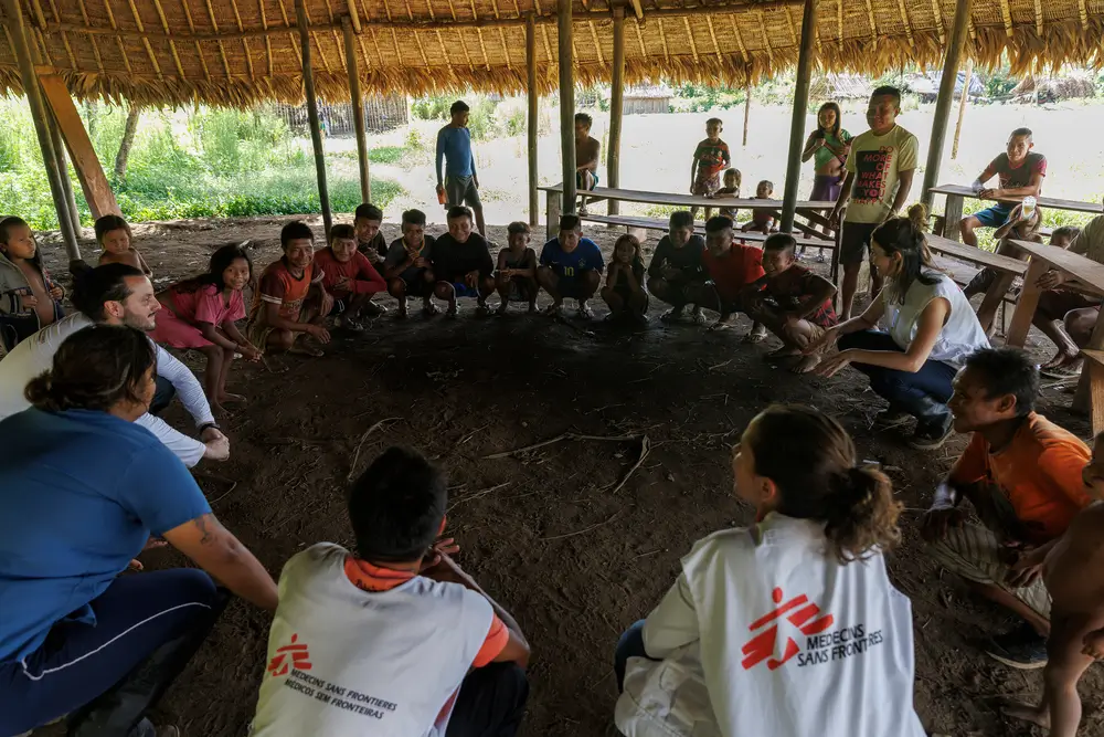 Equipo de Mëdicos SInFronteras durante una sesión grupal de salud mental en el Proyecto Yanomami.