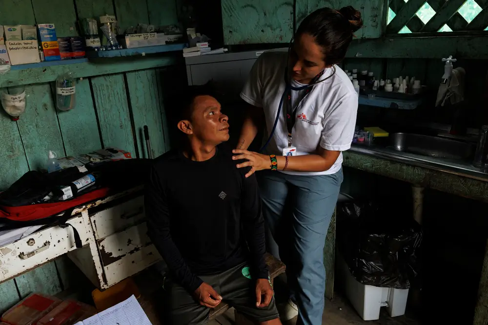 Personal de Médicos Sin Fronteras durante una consulta en el territorio yanomami