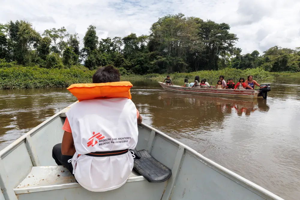 Los equipos de Médicos Sin Fronteras llegan en lancha al territorio Indígena Yanomami, en Roraima, un estado en el extremo norte de Brasil.