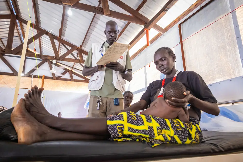 Personal de Médicos SIn Fronteras revisa a paciente pediátrico con malaria grave en la nueva sala de malaria del Hospital estatal de Aweil.