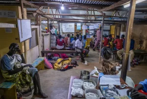 La sala de emergencias del Hospital de Aweil está llena de pacientes, en su mayoría madres con niños menores de cinco años con malaria grave.