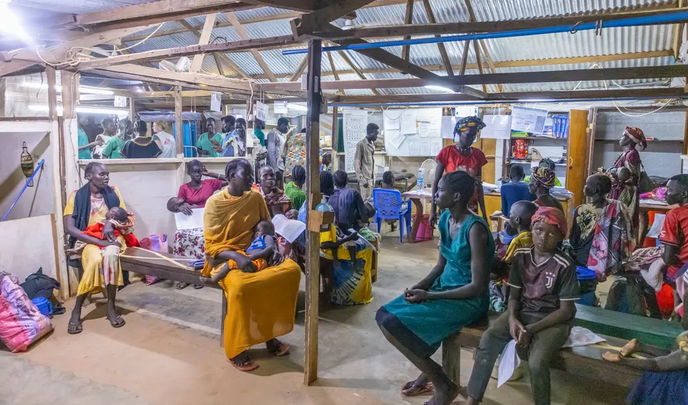 Son las 8:30 p. m. en el Hospital Estatal de Aweil y la sala de emergencias está repleta de pacientes, en su mayoría madres con niños menores de cinco años con malaria grave.