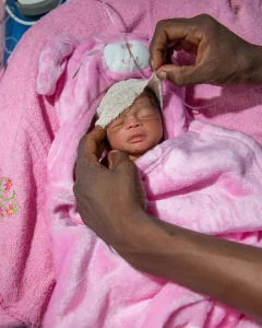 La bebé prematura Isha Ali Modu, un día después de su nacimiento. Maiduguri, estado de Borno, Nigeria