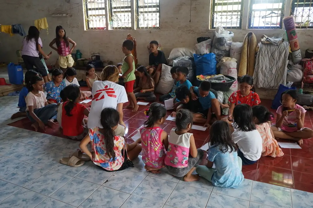 Voluntarios reunieron a los niños y niñas para una sesión de arteterapia y apoyo psicosocial grupal.