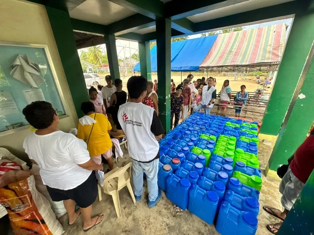 Equipo de Médicos SIn Fronteras durante la distribución de bidones de agua a la población afecada por las inundaciones en Filipinas