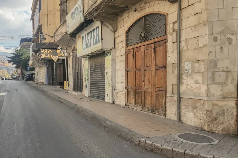 Vista de los comercios cerrados en Baalbek. 