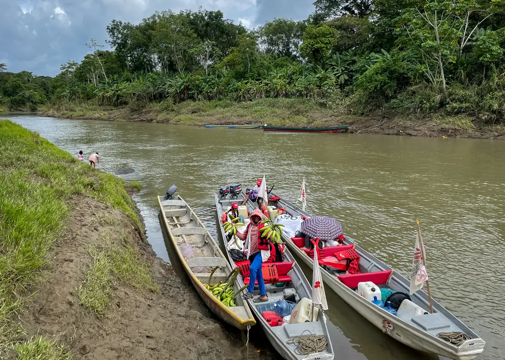 Embarcaciones llegando al Chocó con suministros.