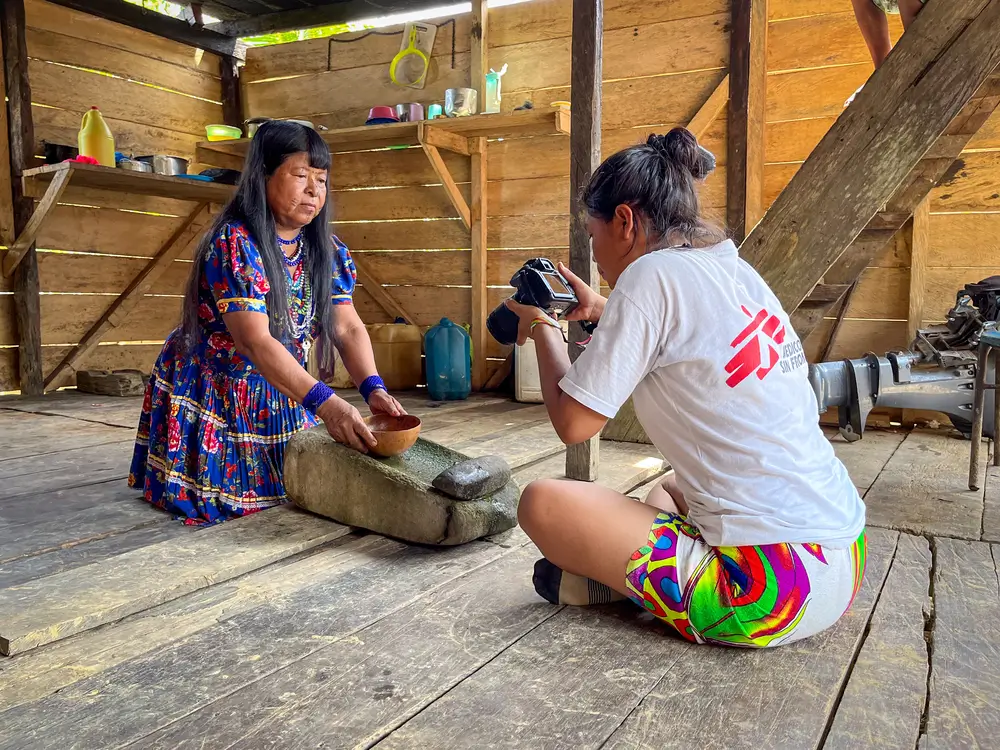 Riografías de Baudó, Chocó: proceso de producción: Yazury Dumaza, fotográfa y mediadora indígena de MSF tomando fotografías de miembros de la comunidad y su curación simbólica como parte del proyecto Riografías.