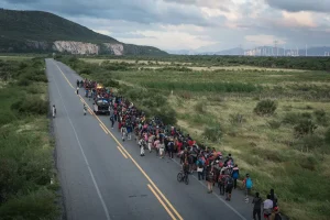 Una caravana de migrantes escoltada por policías avanza por la ruta entre las localidades de La Venta y Juchitán, en el sur de México.