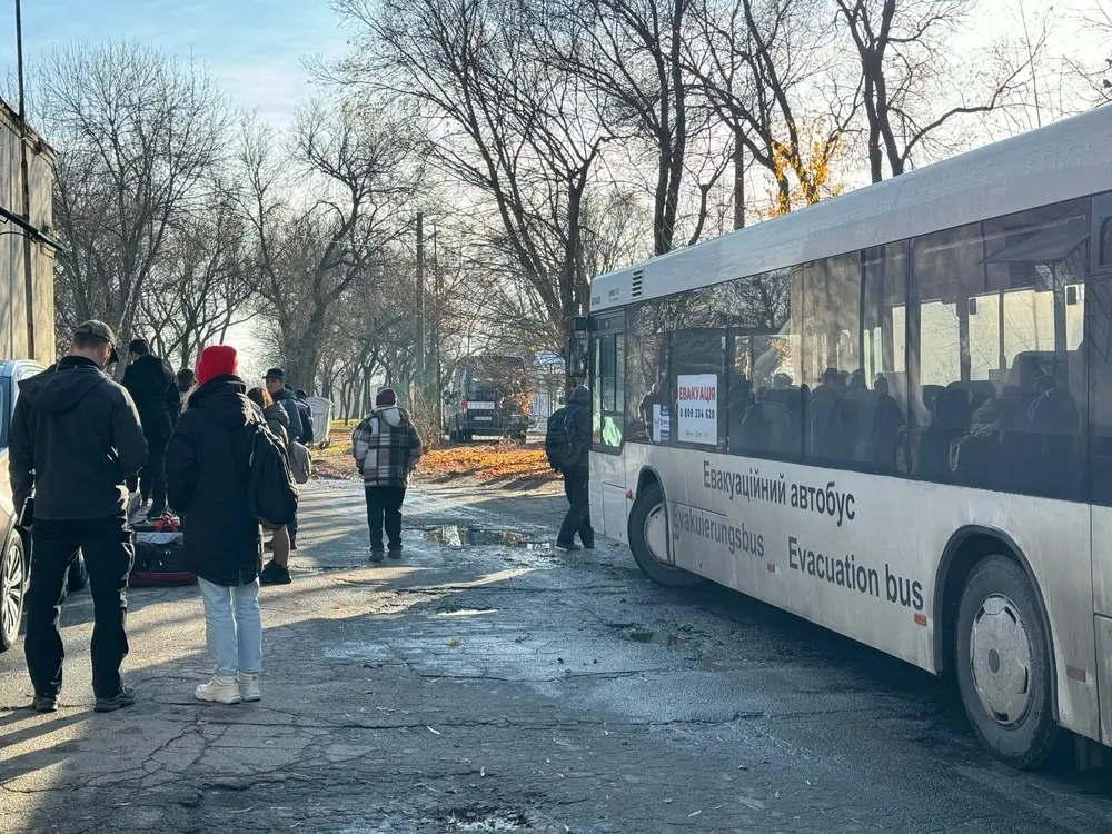 Un autobús conducido por voluntarios lleva a las personas evacuadas de la zona de Kurakhove a un centro de tránsito en Pavlohrad, región de Dnipropetrovsk, para recibir asistencia médica.