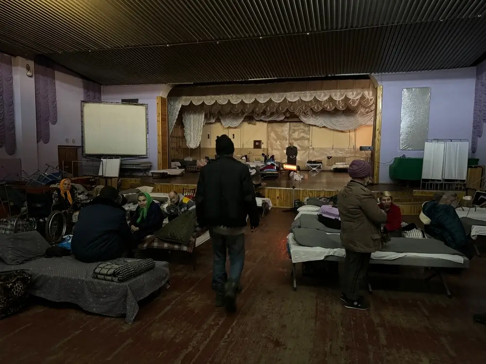 Personas de la región de Donetsk permanecen en el centro de tránsito de Pavlohrad, región de Dnipropetrovsk, Ucrania.