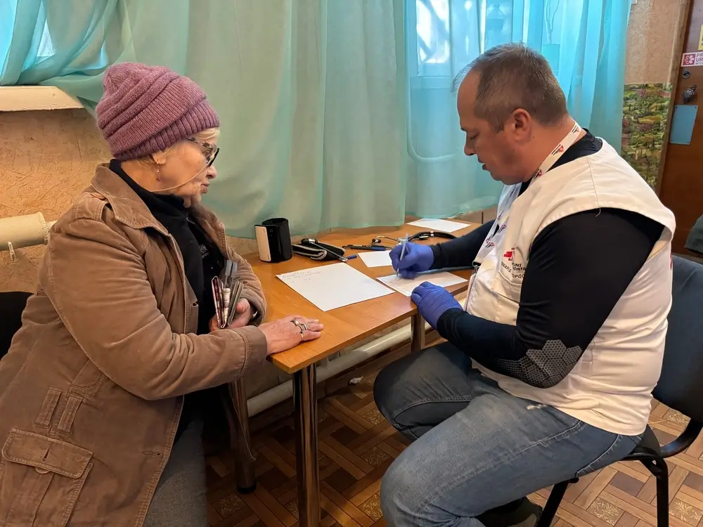 El Dr. de MSF, Oleksandr Hontariev, brinda una asistencia médica a Nadiia Chertushkina, Pavlohrad, región de Dnipropetrovsk,Ucrania.