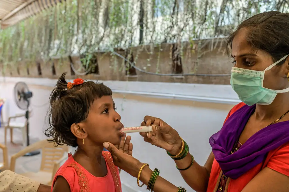 Madre de una niña de seis años con tuberculosis multirresistente que le administra una forma manipulada de medicamentos para la tuberculosis multirresistente.