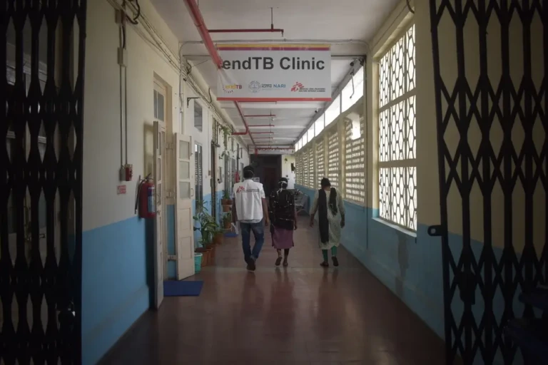 Personal de MSF y pacientes caminan en los pasillos de la clínica donde reciben atención contra la tuberculosis.