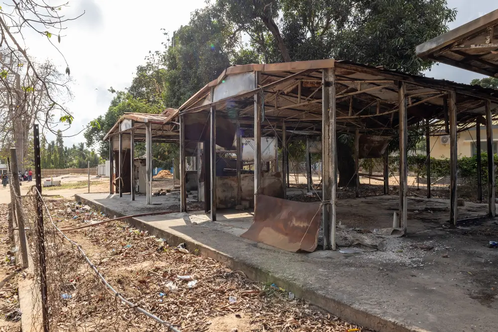 Parte del antiguo edificio del hospital de la ciudad de Mocímboa da Praia, en el norte de Mozambique, quedó destruido tras el ataque a la ciudad en 2017.