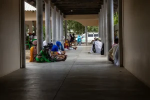 Pacientes esperan en un pasillo del hospital rural de Mocímboa da Praia, en la provincia de Cabo Delgado, en el norte de Mozambique.