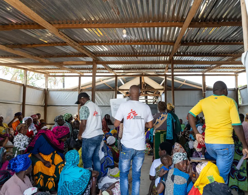 En el centro de salud de Nanduadua, el equipo de promoción de la salud de MSF comparte información sobre la prevención de enfermedades con los pacientes en la sala de espera.