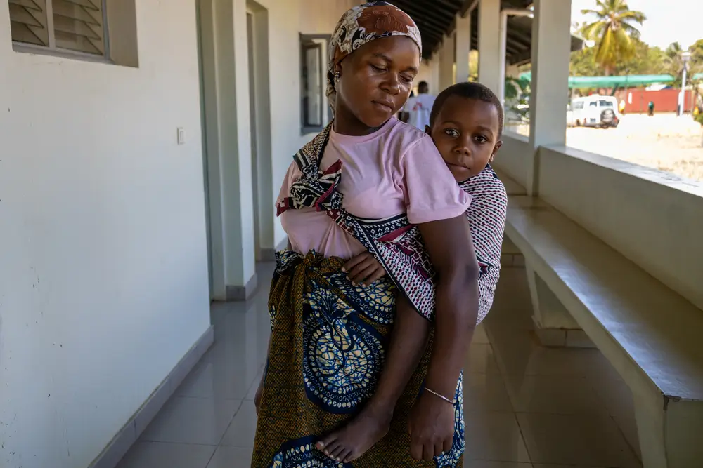 Augusta Agostino llegó al centro de salud de Palma, en el norte de Mozambique, para recibir atención médica para su hijo, que dio positivo en la prueba de malaria.