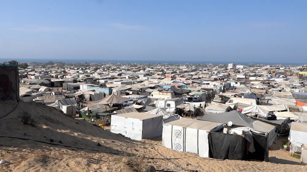 Una vista de tiendas de campaña superpobladas en la zona de Attar de Khan Younis, en el sur de Gaza