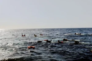 El equipo de MSF fue testigo de otra tragedia ene l Mediterráneo central, cuando llegó para rescatar a personas en peligro en un bote de goma que se estaba desinflando.