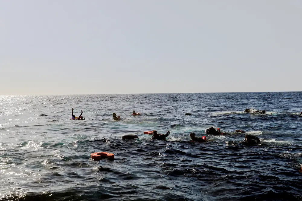 El equipo de MSF fue testigo de otra tragedia ene l Mediterráneo central, cuando llegó para rescatar a personas en peligro en un bote de goma que se estaba desinflando.