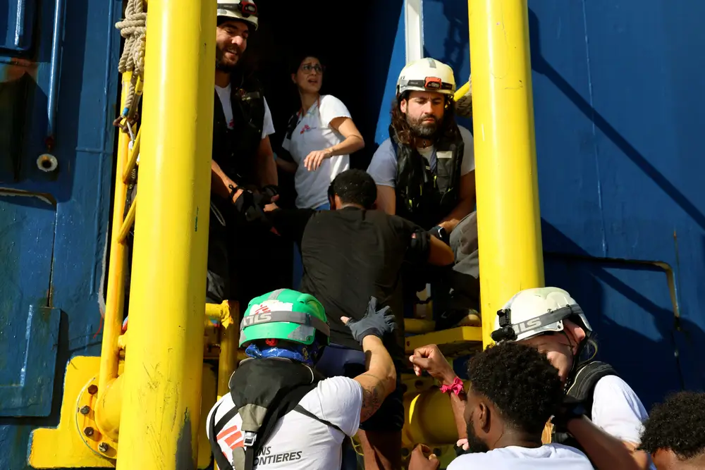 Rescate de hombres y niños sobrevivientes en el mar Mediterráneo. mientras supuestos miembros de la guardia costera libia se llevaban a mujeres,niñas y niños. 