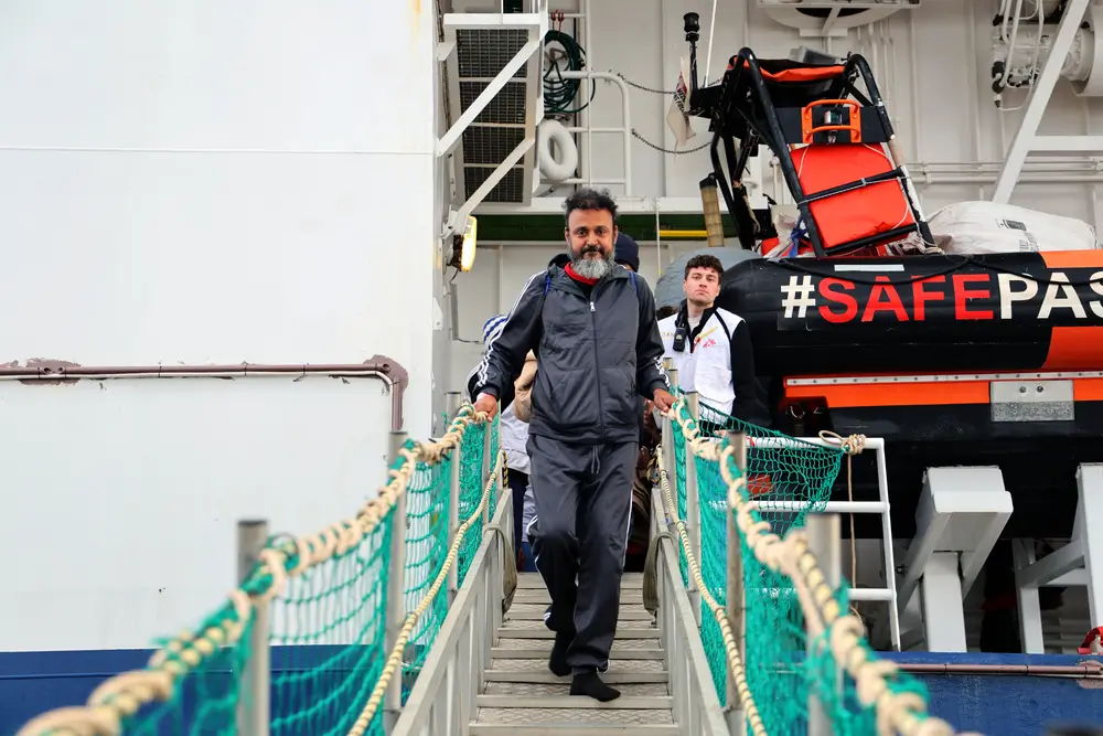 Qué ocurre con los migrantes rescatados en el mar mediterráneo: Los 83 hombres y niños rescatados el día 28 de noviembre en aguas internacionales del mar Mediterráneo desembarcaron sanos y salvos en Reggio Calabria.