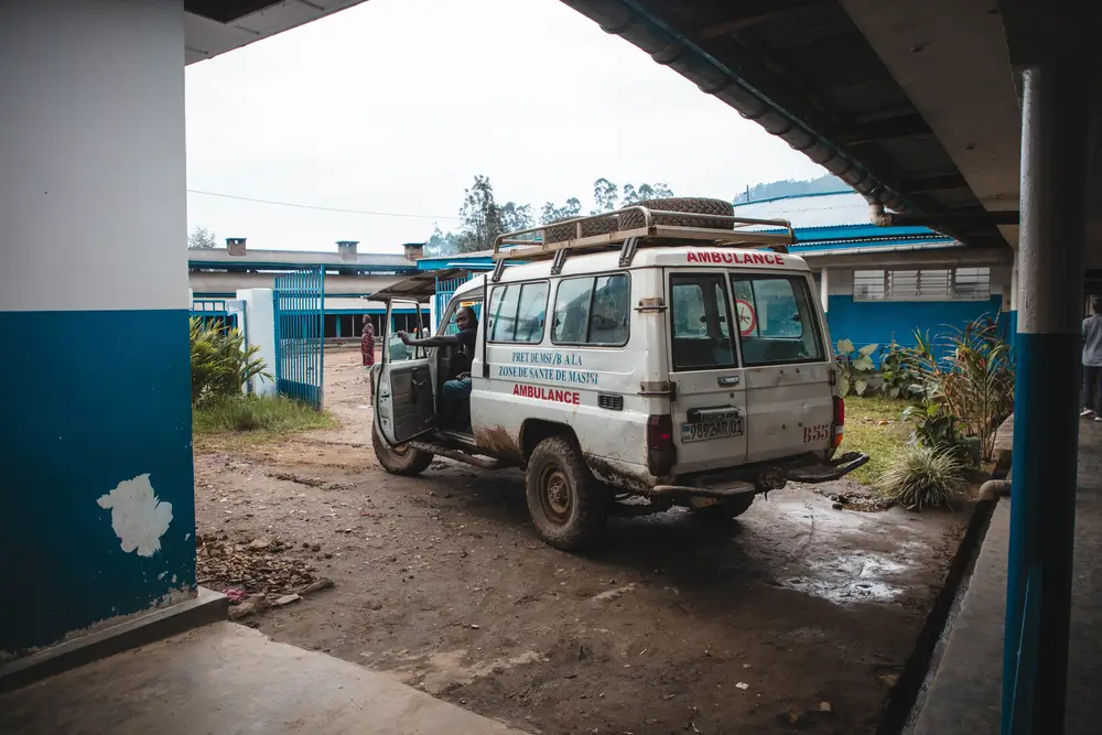 La ambulancia está saliendo del hospital general de referencia de Masisi para recoger un traslado de emergencia de pacientes de un centro de salud cercano.