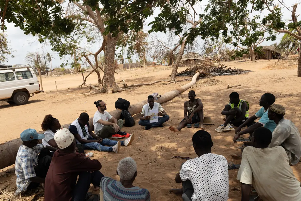 El equipo de MSF lleva a cabo actividades psicoeducativas grupales para miembros de la comunidad de Nanguassi, distrito de Mecufi, provincia de Cabo Delgado, en el norte de Mozambique, que se vieron gravemente afectados por los efectos del ciclón Chido.