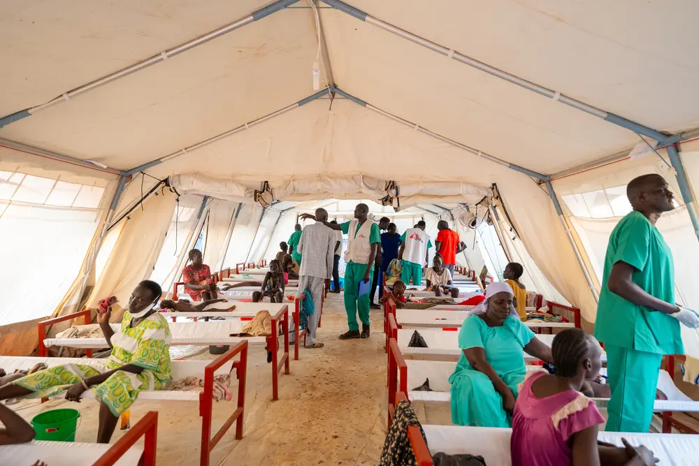 El equipo de MSF trabajando en un centro de tratamiento para responder al brote de cólera en Sudán del Sur.