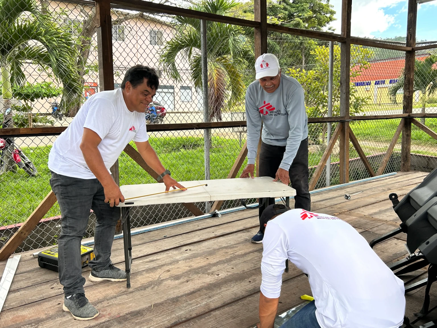 Pablo Chavarría logísta hondureño de MSF trabaja junto a algunos miembros de su equipo en Danlí, Honduras.