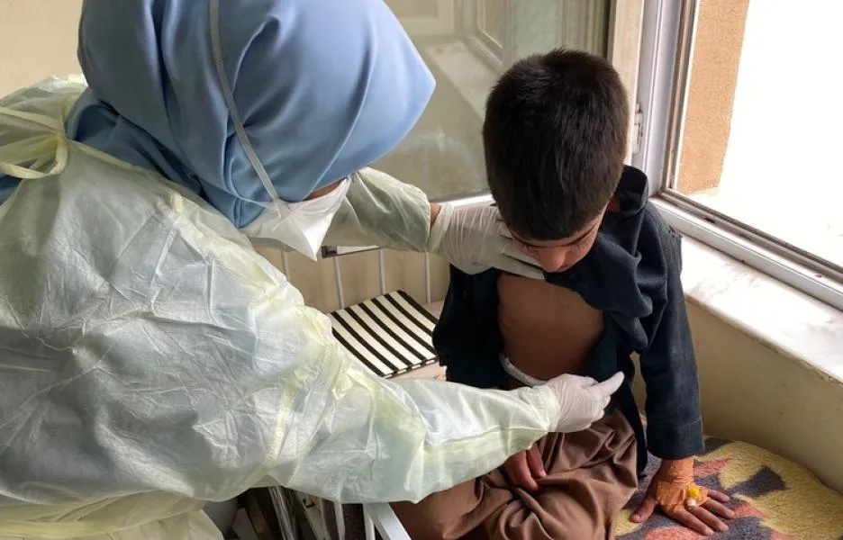 Una enfermera de MSF examina a Sebgatullah, de nueve años, diagnosticado de sarampión, en la sala de aislamiento del Hospital Regional de Herat.