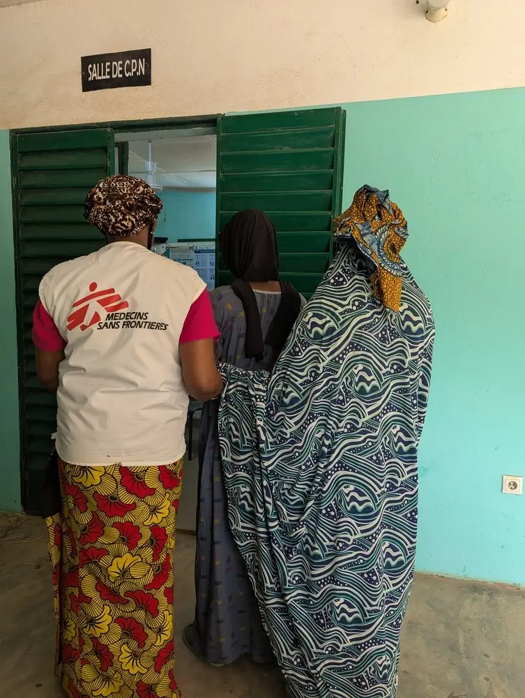 Una mujer embarazada que se quejaba de dolores abdominales fue acompañada por una partera tradicional al centro de salud comunitario N8, donde fue atendida por MSF.