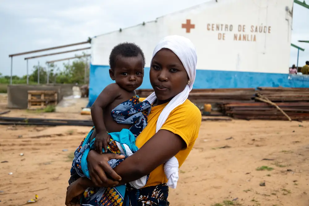 Marcia, residente de la comunidad de Nanlia, visitó el centro de salud para el seguimiento médico de su hija. El Centro de Salud de Nanlia atiende a una población de 61,180 personas, incluyendo muchas desplazadas por el conflicto y afectadas por el ciclón Chido. 