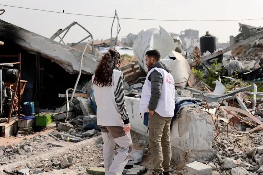 Ingenieros de agua y saneamiento de MSF evalúan las tuberías de agua en la ciudad de Beit Lahia, al norte de la Franja de Gaza, Palestina.