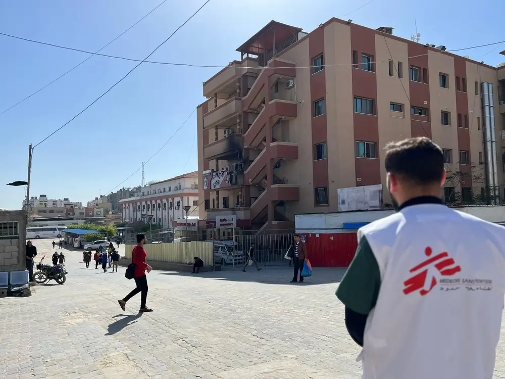 Personal de MSF frente al Hospital Nasser en Gaza después de un ataque israelí el 23 de marzo de 2025.
