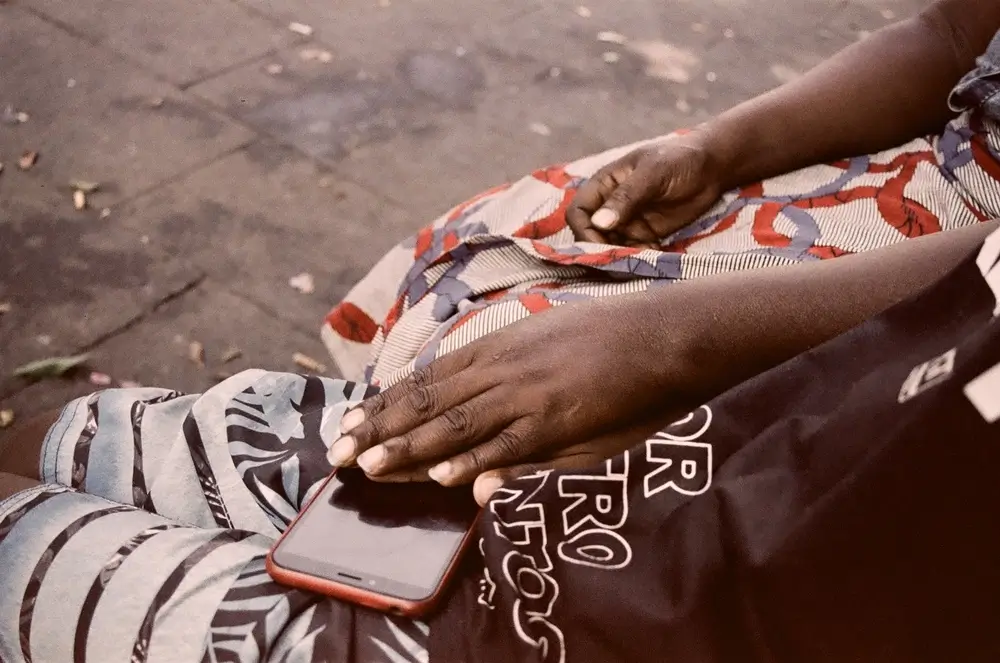 Luísa sostiene la mano de su hijo Manuel. Cuando se le pregunta cómo se las arregló para pasar por todo esto mientras cuidaba a sus hijos como madre soltera, responde: "No lo sé, cada uno tiene su propio destino. Cada uno tiene su propio destino, y tuvimos la suerte de seguir adelante sin ningún problema".