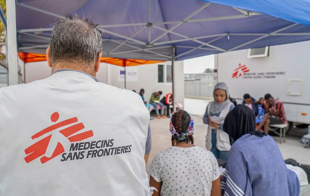 Un trabajador de MSF en la sala de espera frente a la clínica móvil del Centro de Acceso Cerrado en Zervou, Samos.