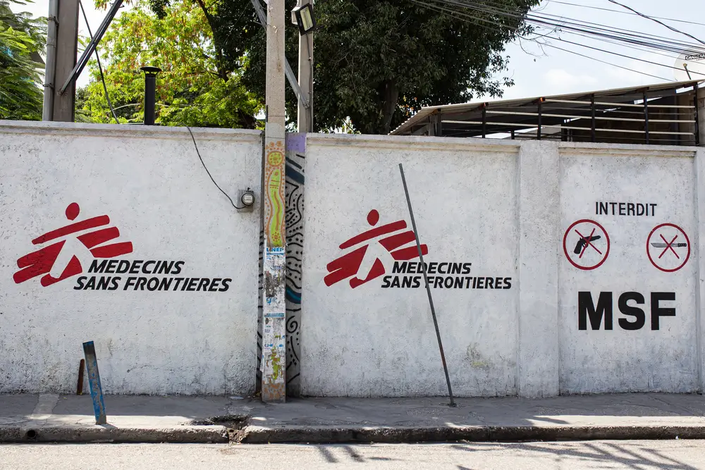 Puerta de entrada del centro de emergencia de MSF Turgeau, ubicado en el centro de Puerto Príncipe, Haití, 2023. © Alexandre Marcou/MSF