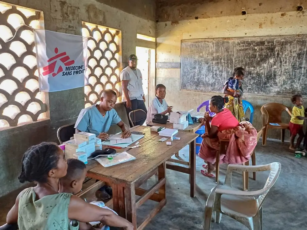 Junto con las comunidades del suroeste de Madagascar, los equipos de MSF realizaron consultas médicas tras el ciclón Honde.