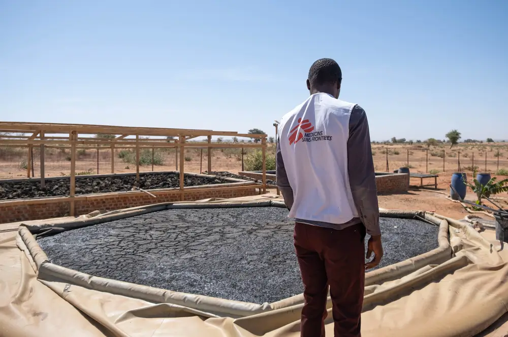 Personal de MSF en la planta de tratamiento de lodos fecales del campo de Aboutengue, Chad.