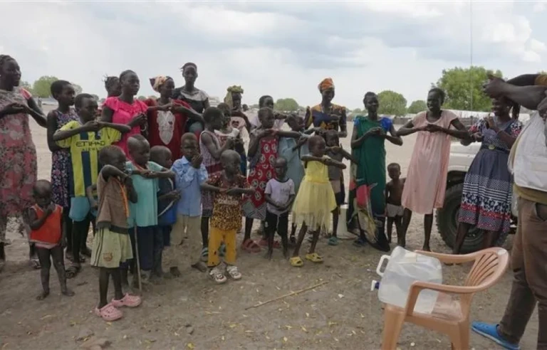 Equipos de promoción de la salud de MSF visitan la comunidad para concientizar y compartir conocimientos sobre el cólera, la higiene y la prevención en Ulang, Alto Nilo, Sudán del Sur.