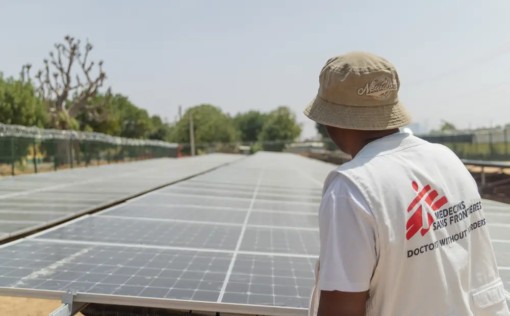 El personal de MSF inspecciona los paneles solares instalados en el Hospital General de Zurmi, en el norte de Nigeria.