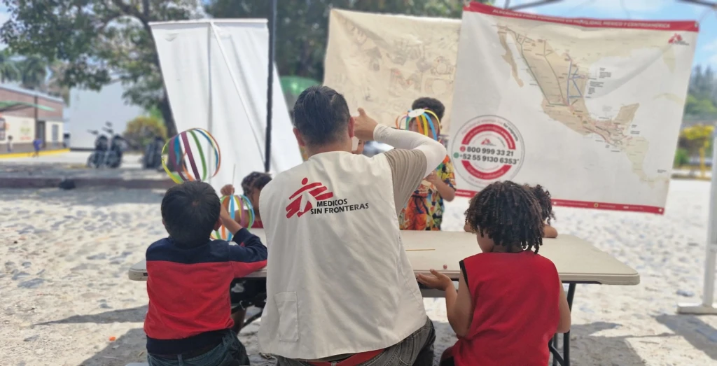 A través del juego el equipo de MSF enseña habilidades psicomotrices, parentales, trabajo en equipo y convivencia a las infancias migrantes.