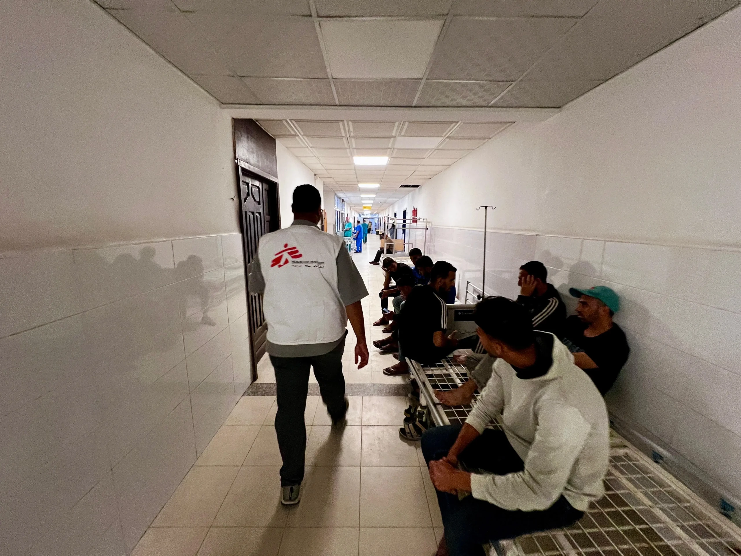 El araque al complejo hospitalario Nasser, dañó gravemente la farmacia del Ministerio de Salud, lo que aumentó la presión sobre los suministros en un momento en que las existencias médicas se están agotando debido al asedio.