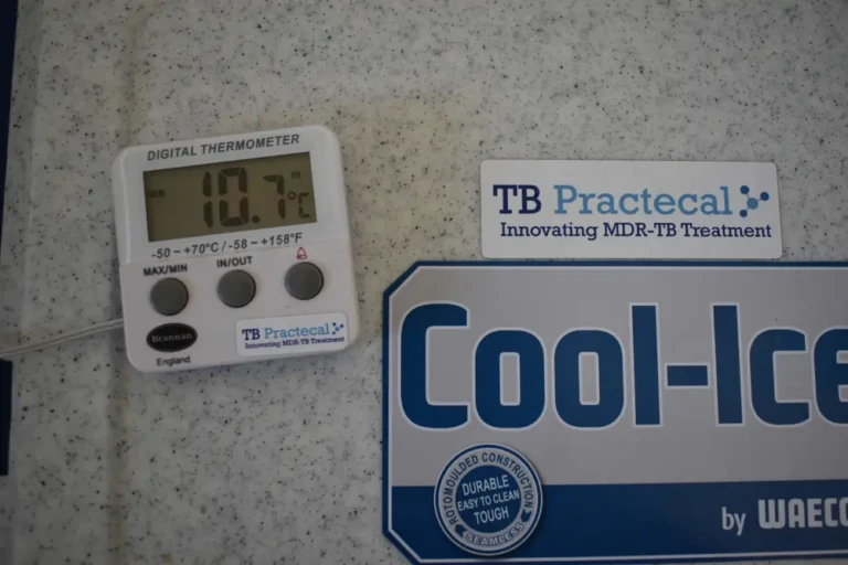 Ensayo clínico TB-PRACTECAL. Caja de refrigeración médica para el transporte de muestras (sangre/esputo) desde el punto de recogida de muestras hasta el laboratorio, utilizada para el ensayo clínico TB-PRACTECAL.