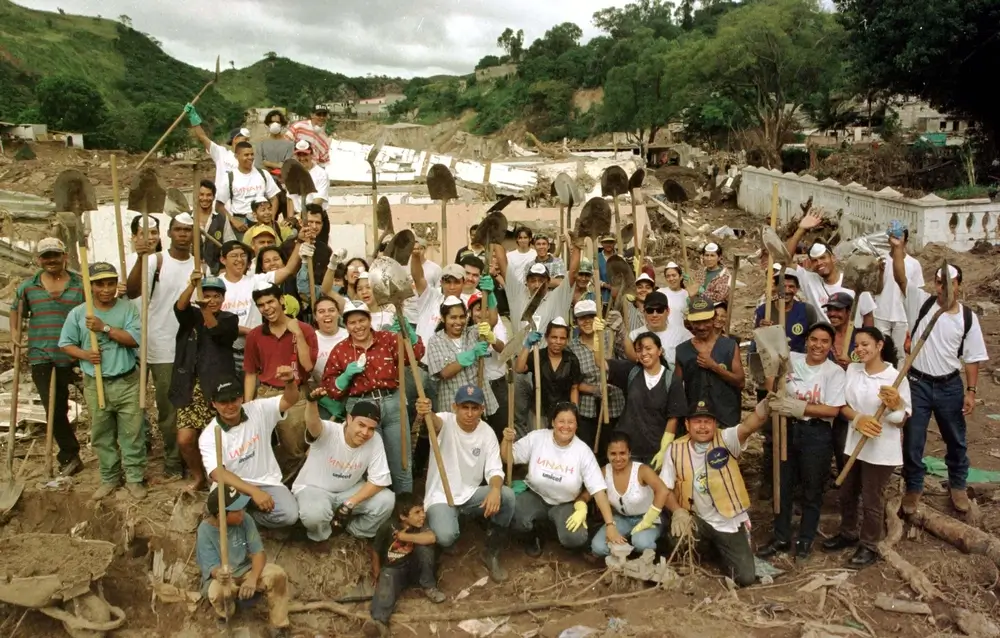 Integrantes de Médicos Sin Fronteras y personas voluntarias ayudando en la limpieza tras el paso del huracán Mitch.