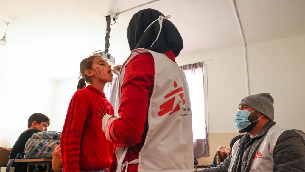 Una enfermera de MSF vacuna a una niña contra el cólera en una escuela de Arsal, en el valle de la Bekaa, Líbano.