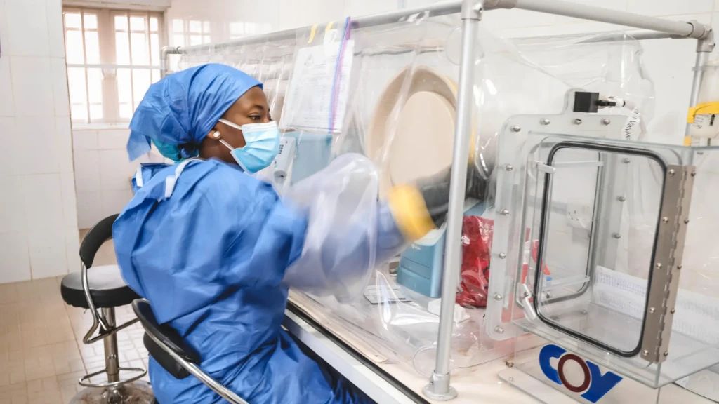 Chima Chinda, científica de laboratorio de MSF, trabaja en una muestra de sangre de un caso sospechoso de fiebre de Lassa en la unidad de virología del hospital universitario federal Alex Ekwueme en Abakaliki, estado de Ebonyi, Nigeria, marzo de 2023.